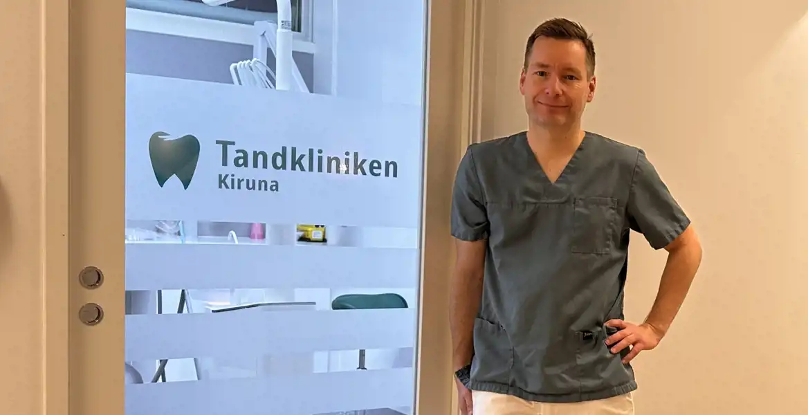 Gilbert Rautio, grundare av Tandkliniken i Kiruna, framför ett undersökningsrum.