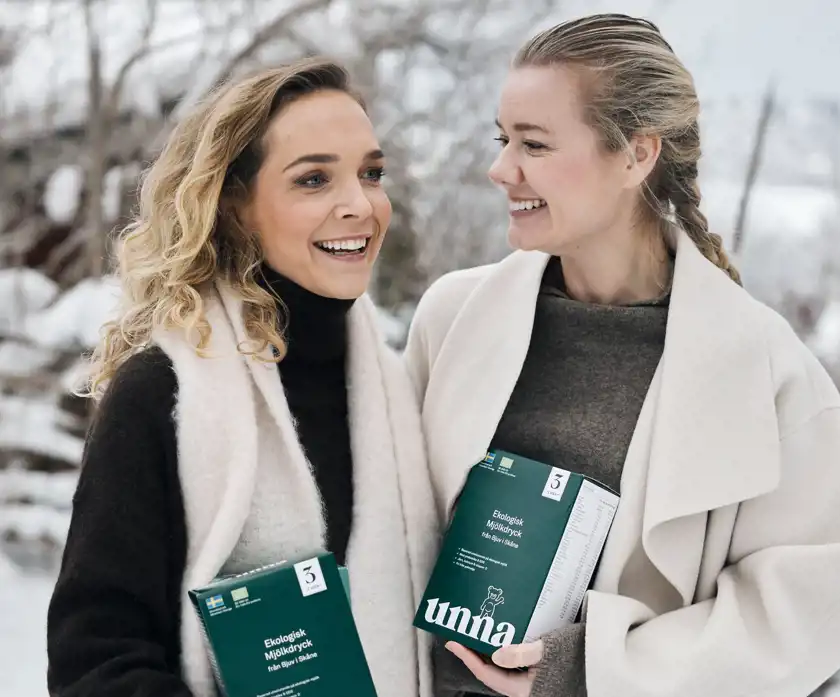 Vendela Wikman och Linnea Markmeyer håller i varsin förpackning av Unna modersmjölkersättning.