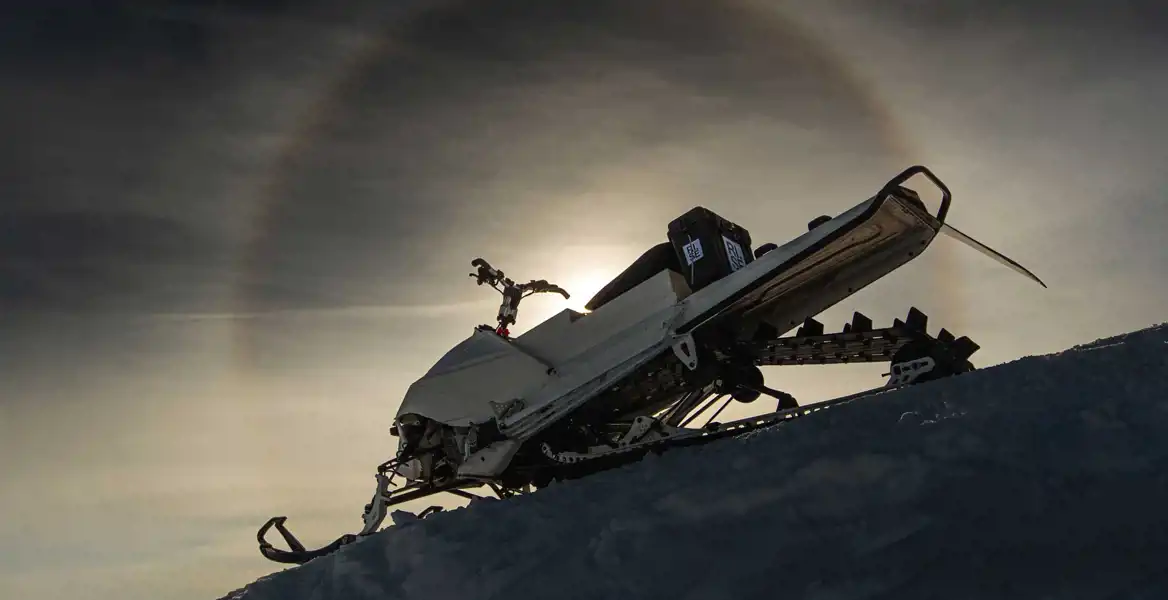 Snöskoter från Vidde i motljus med en sol-halo.