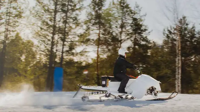 Man kör snöskoter från Vidde.