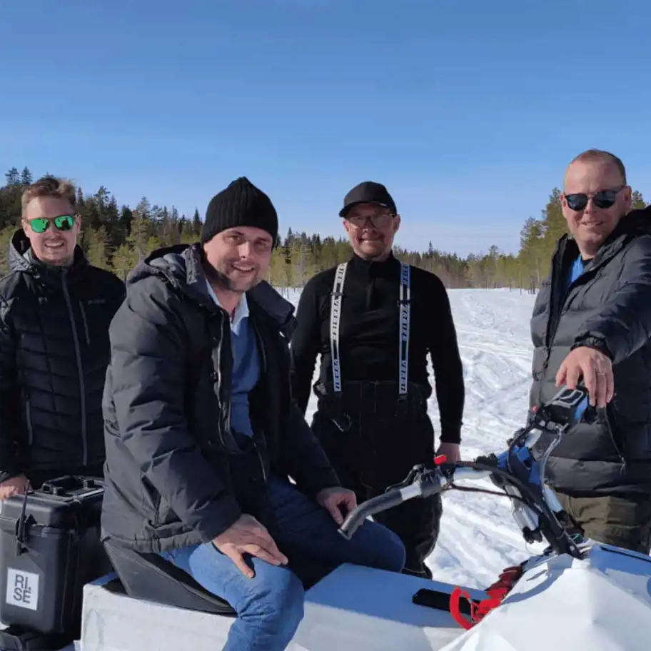 Testteamet med Frank. Från vänster Joel Westerlund, proffsförare skoter, Fredrik Blom, CTO för Vidde, Erik Sandlund och Magnus Edin, båda från RISE.