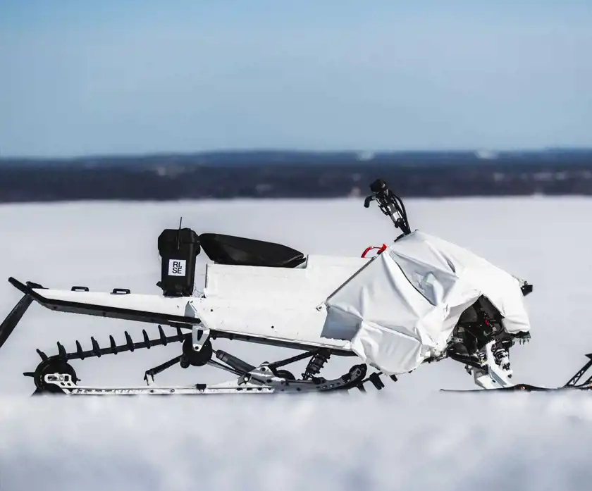 Vit snöskoter från Vidde i snön.