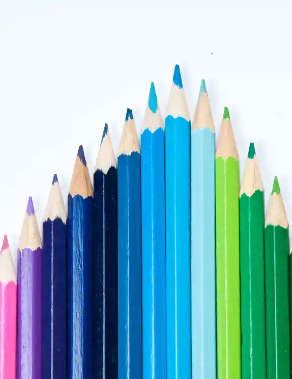 Blyertspennor i flera olika färger uppradade som en våg.  