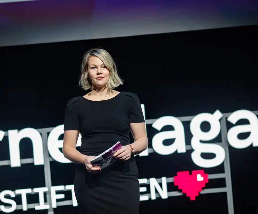 Jenni Laapotti på scen på Internetdagarna.  