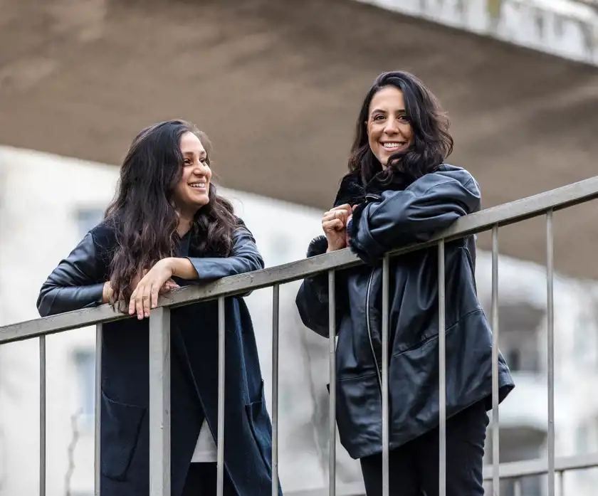 Indra Sharma och Tatiana Shalalvand står i en trappa.