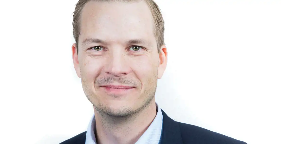 Fredrik Landström, kreditchef på Almi Nord, ler mot kameran i kostym och ljusblå skjorta. Fredrik och Almi kan stötta små och medelstora företag att få koll och kontroll på sin likviditet.