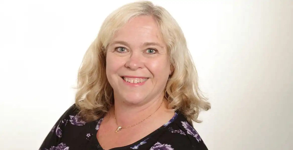 Ingela Eriksson, rådgivare på Almi, ler mot kameran. Hon bär en mörk topp med lila blommor. Ingela ger stöd till företagare som funderar på att starta enskild firma eller aktiebolag.