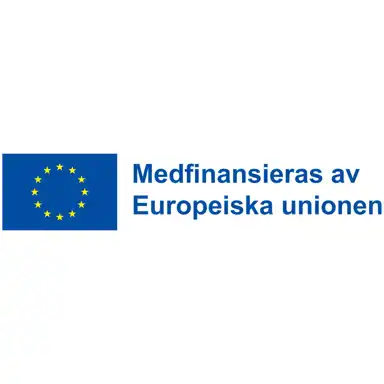 Bilden visar Europeiska unionens flagga, som består av en blå bakgrund med en cirkel av tolv gula stjärnor. Bredvid flaggan finns texten "Medfinansieras av Europeiska unionen" i blå färg. Detta indikerar att ett projekt, program eller initiativ har fått ekonomiskt stöd från EU.