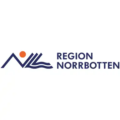Bilden visar logotypen för Region Norrbotten. Logotypen består av en stiliserad grafisk design med berg, vågor och en sol i färgerna mörkblå och orange. Detta symboliserar Norrbottens natur med fjäll, vatten och midnattssolen. Bredvid symbolen står texten "REGION NORRBOTTEN" i mörkblå versaler, vilket representerar den offentliga organisationen som ansvarar för sjukvård, kollektivtrafik och regional utveckling i Norrbottens län.