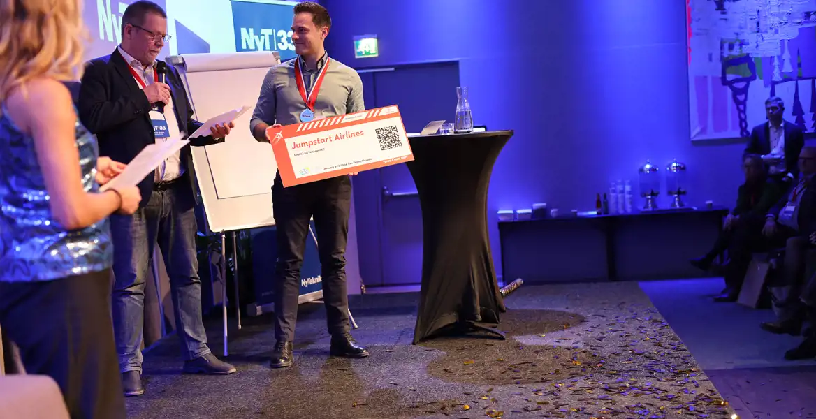 Prisutdelning på scen.