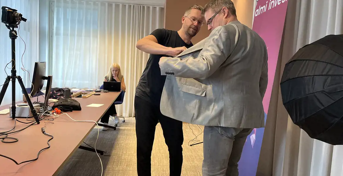 Bakom kameran, programledaren blir påmyggad av fotografen.