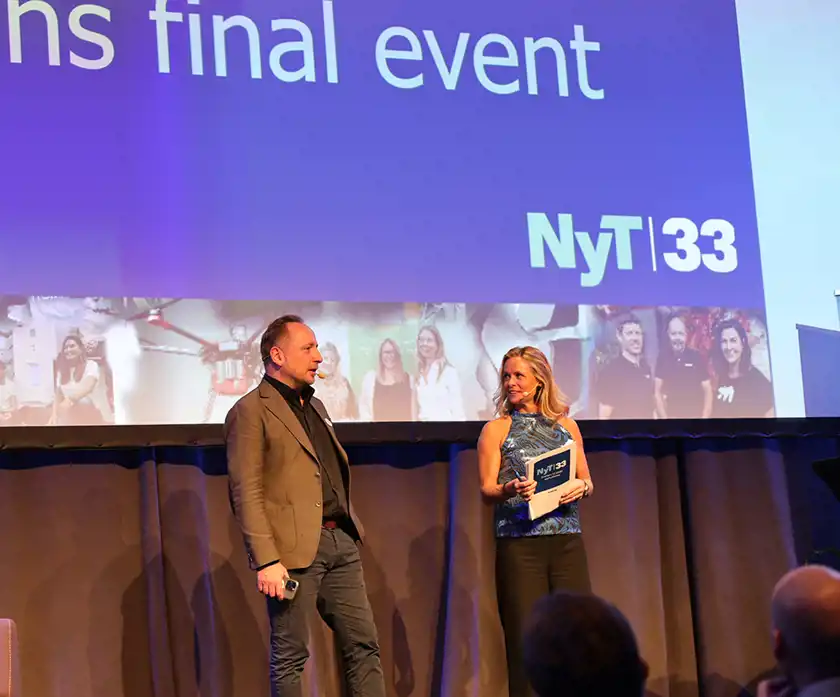 Moderatorerna på scen.