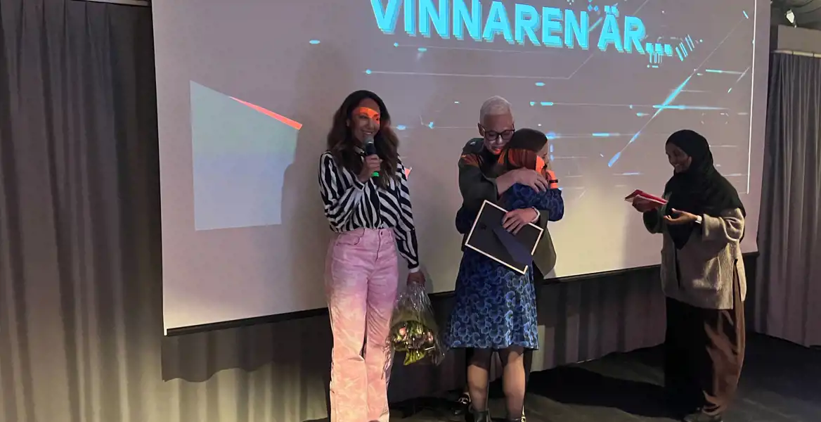 Prisutdelning på scen.
