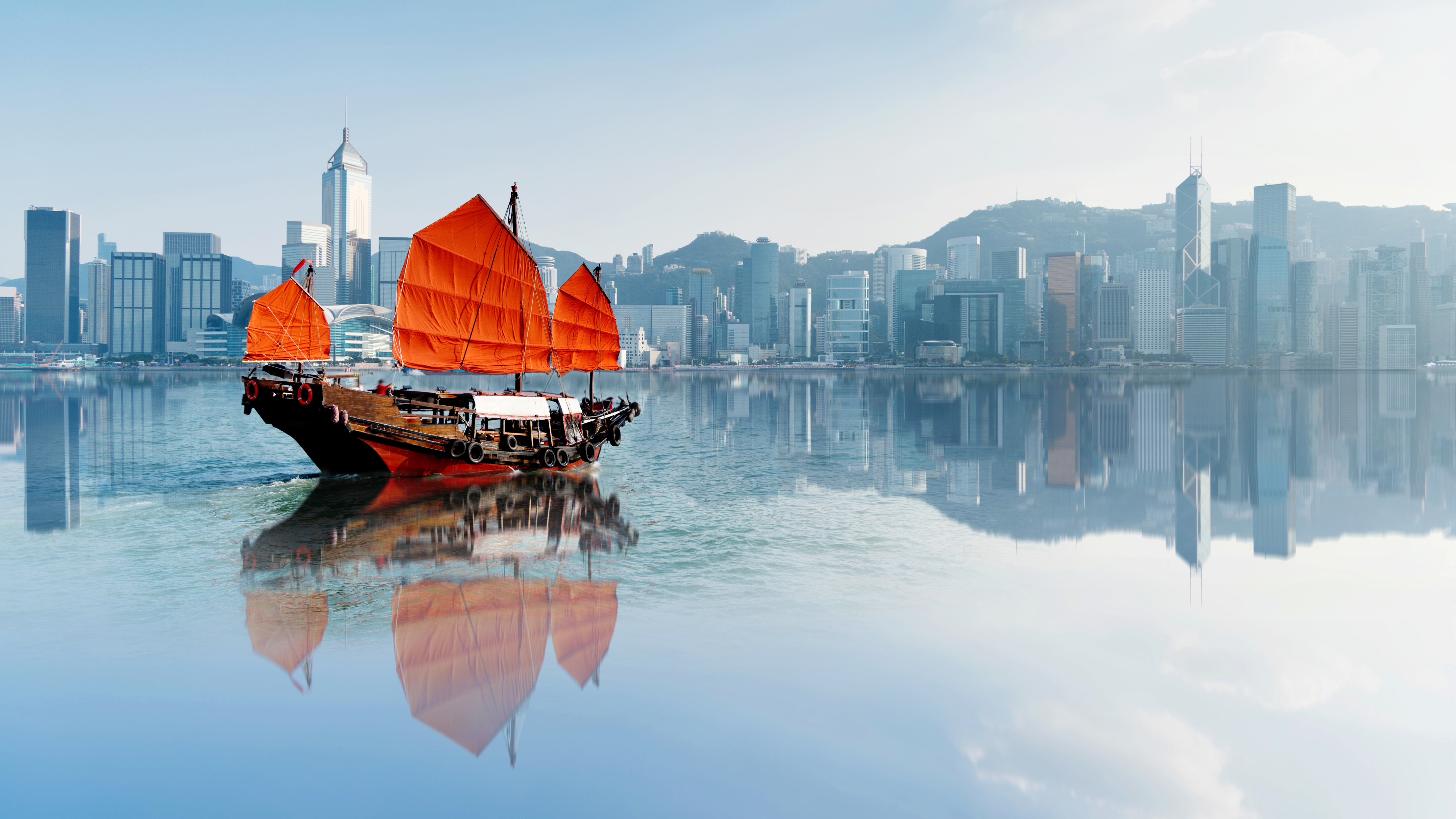 Focus Asia, skepp med röda segel på öppet hav