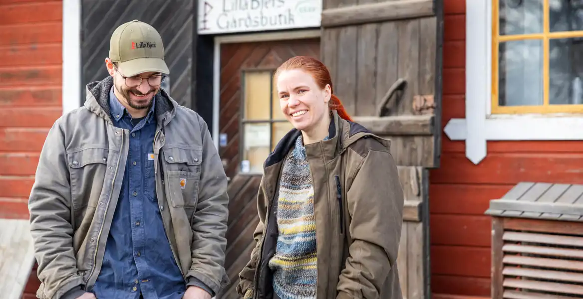 Syskonen Einar och Elin Hoas står framför gårdsbutiken till Lilla Bjers.