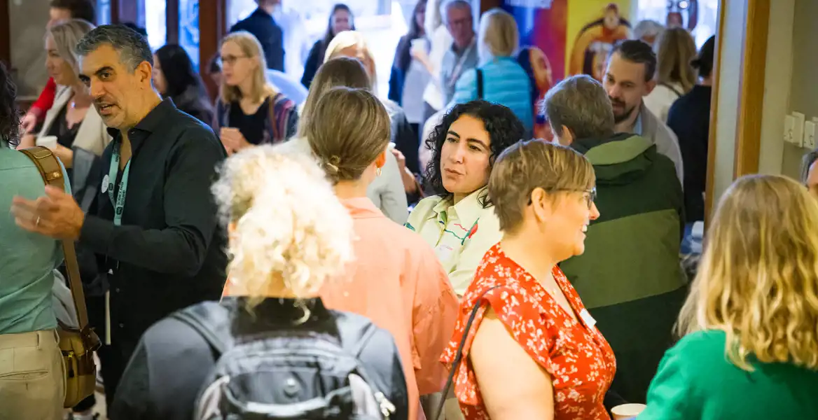 Personer som minglar på A sustainable tomorrow i Visby
