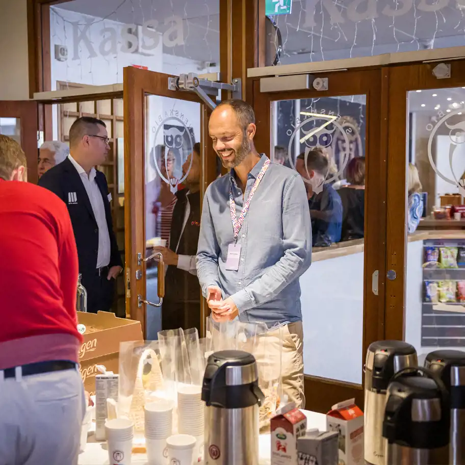Person delar ut fika.