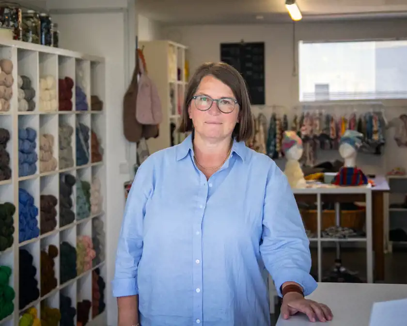 Anna-Lena Lithberg i sin butik i Visby.