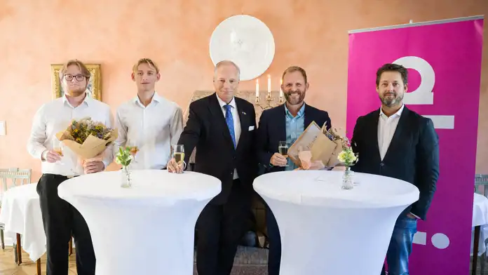 Vinnarna Josef Lindvall, Jack Sjöberg och Johan Andersson tillsammans med landshövding Anders Flanking, som delade ut priset, och juryns ordförande Henrik Munkhammar.