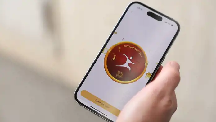 Bild av en telefon med appen Prouder.