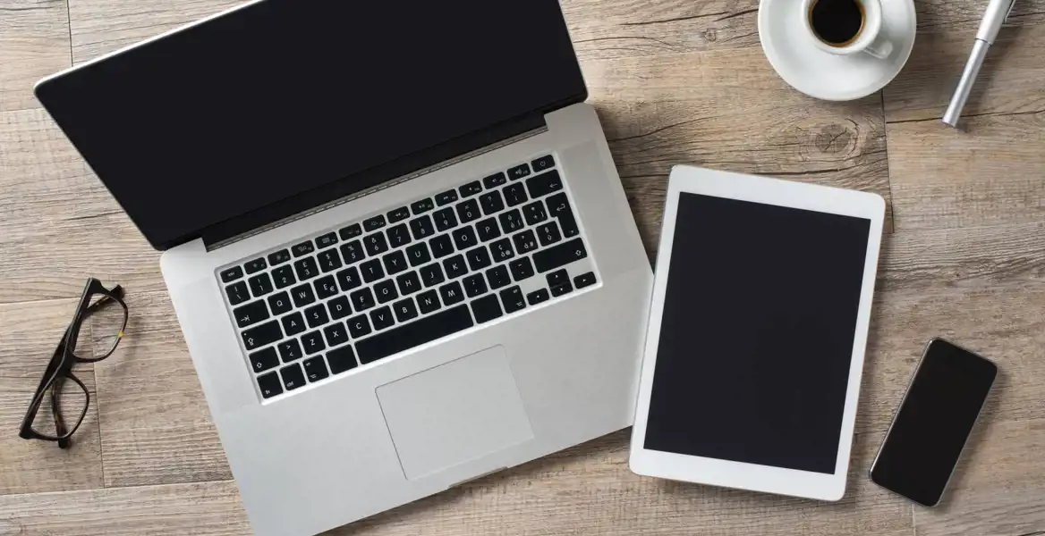 Laptop, surfplatta och mobil samt kaffekopp