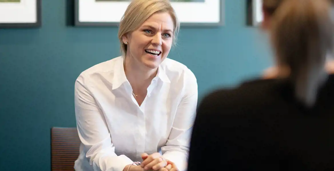 Qvalifys vd Maria Brandt i samtal med annan person