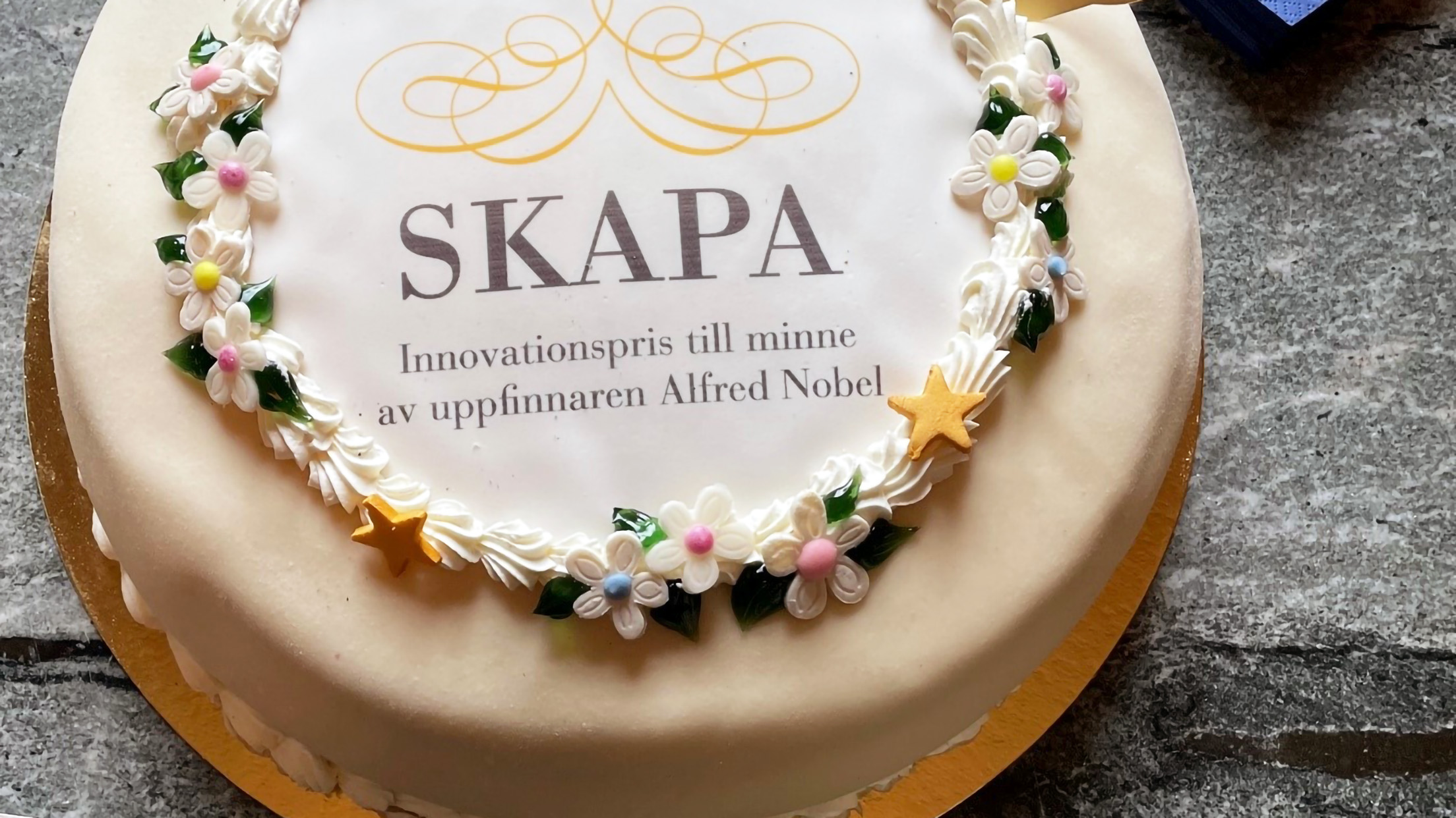 tårta med SKAPAs logga på