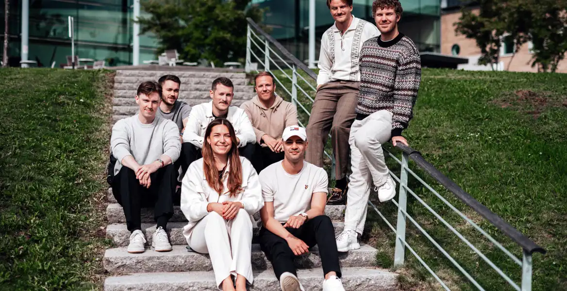 Team Leapscribe. På trapp: Simon Rickardsson, Hampus Eriksson, Noah Öberg, Adrian Bagger Toräng, My Bergström, Samir Jamehdar På räcket: Arvid Östlund, Edvin Tidevall