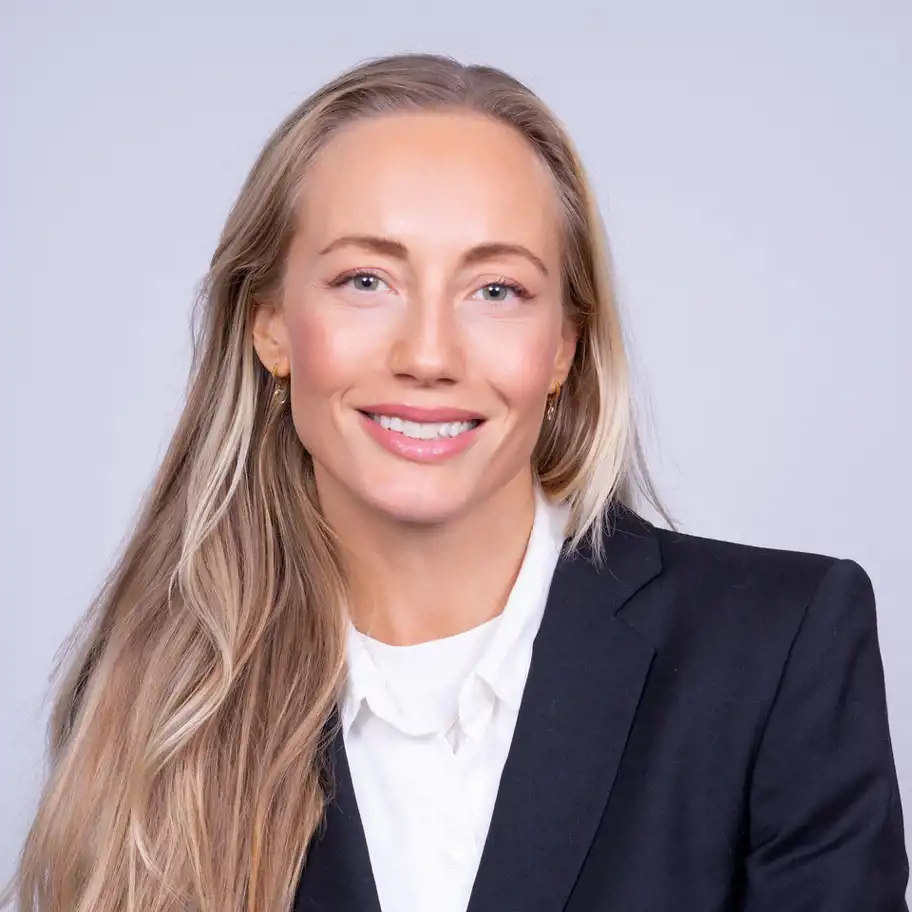 Marlen Bakke, rådgivare hos Almi, ler mot kameran. Hon har långt ljust hår och bär en vit skjorta och mörk kavaj.