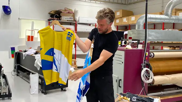 Jerker Nilsson, vd LR Tryck, visar ett funktionsplagg.