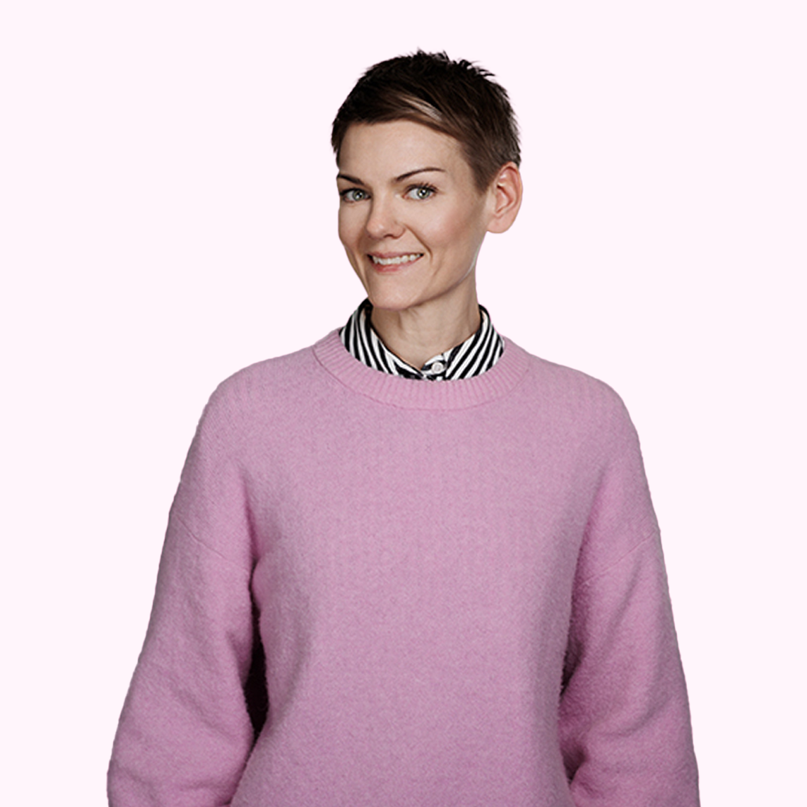 Linda Elfving, Investment Manager på Almi Invest Västsverige, står leende i rosa tröja och randig skjorta mot en ljusrosa bakgrund.