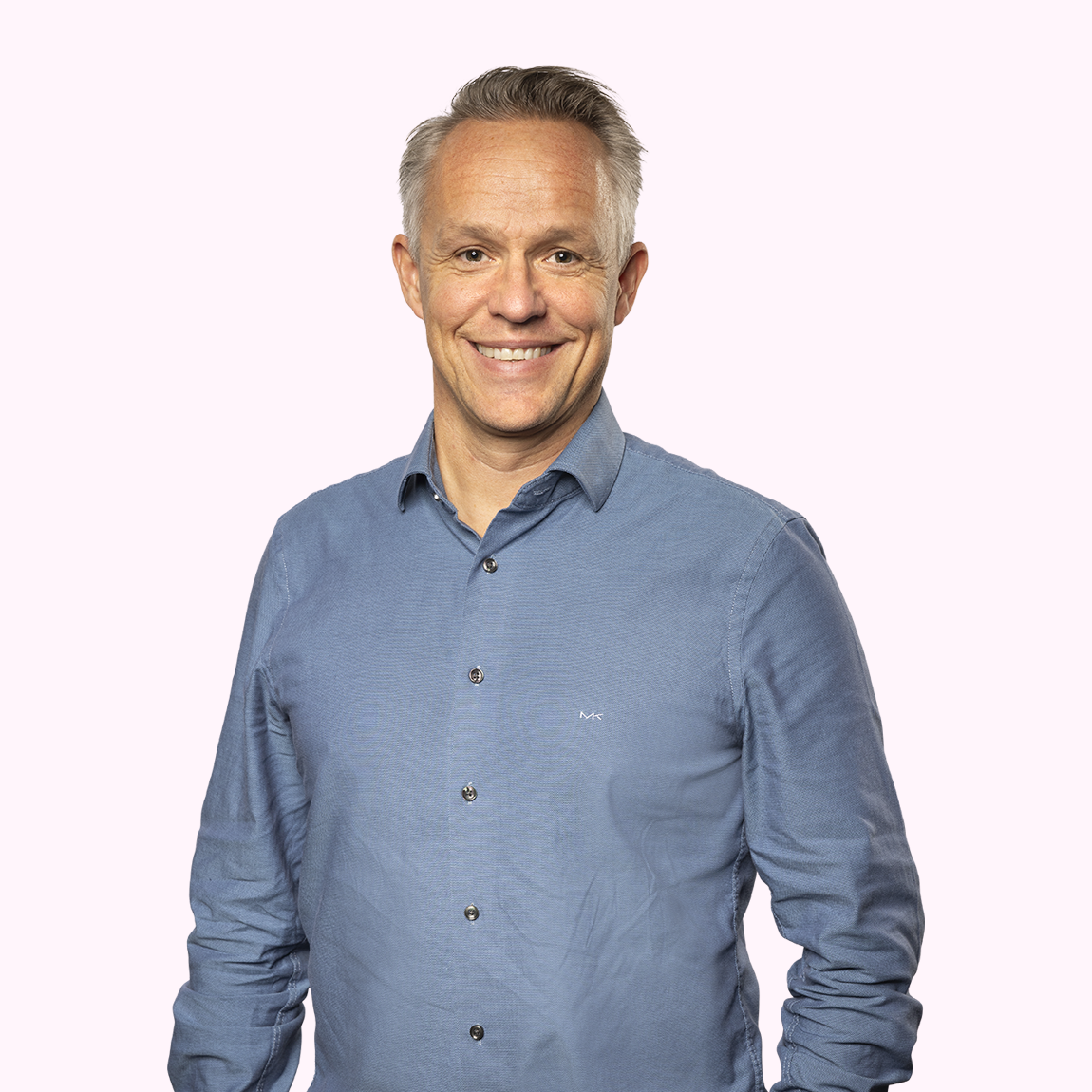Patrik Sjöstrand, Investment Manager på Almi Invest Västsverige, står leende i ljusblå skjorta mot en ljusrosa bakgrund.