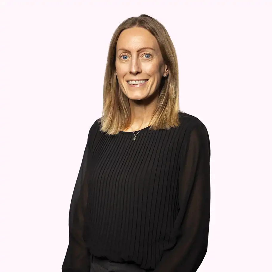 Ulrika Ågren, Investment Manager på Almi Invest Västsverige, står leende i svart plisserad blus mot en ljusrosa bakgrund.