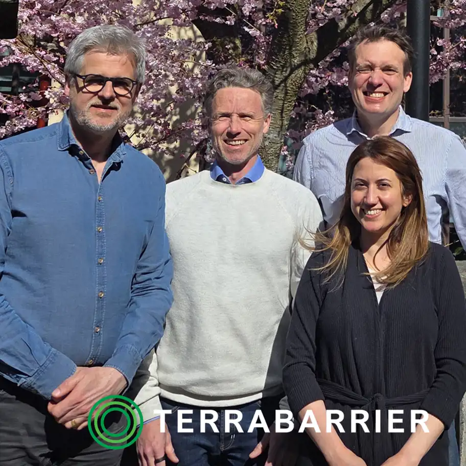 Fyra personer, tre män och en kvinna, står leende framför ett blommande körsbärsträd och en stenmur i vårsolen. De representerar ett företag som har fått riskkapital från Almi Invest.